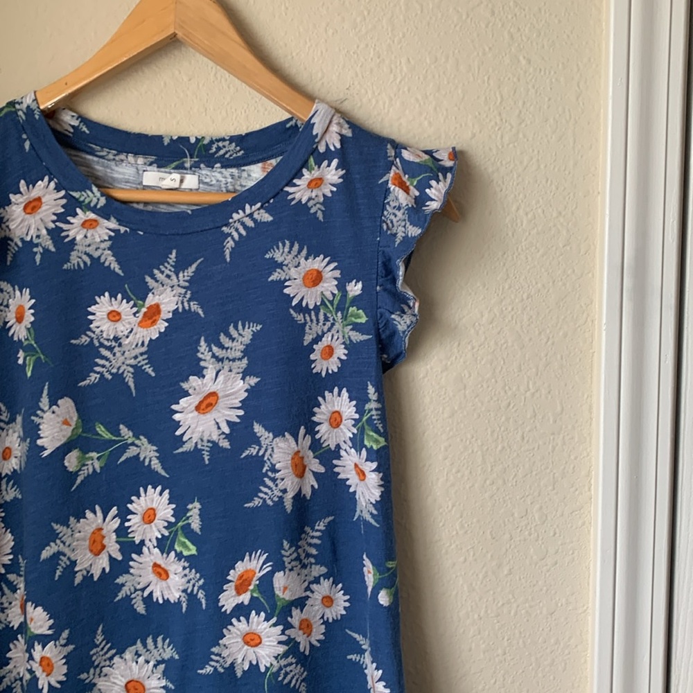 Maurices floral tee with ruffled shoulders 🌼🌼 - Picture 3 of 9